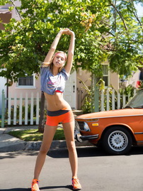 Erotic Babe Alexis Ren Shows Her Fit Curves